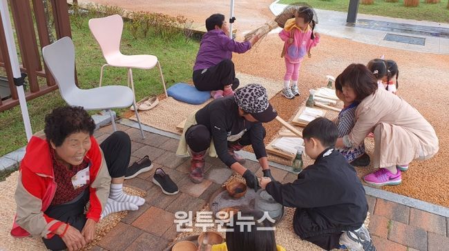 세종유아생태체험센터 솔솔놀이터(금남면 영대리)에서 마을 주민들이 함께 운영하는 ‘전통 놀이 한마당’ 프로그램이 진행되고 있다.