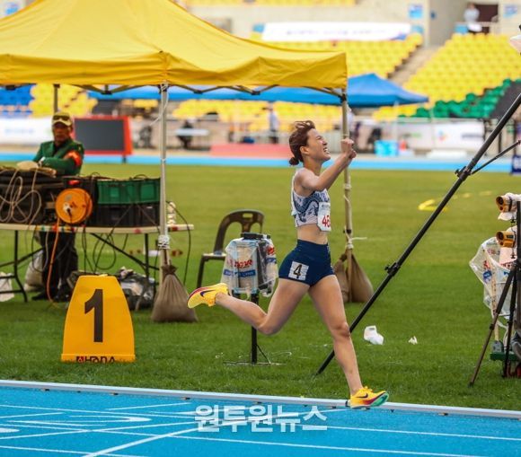 제106회 전국체전 육상 800m 우승후 환호하는 박해진 선수.
