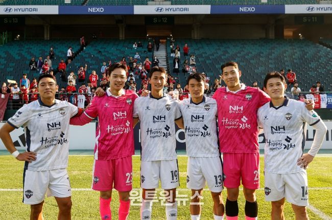 10월 25일 전북 원정에서 김천상무 마지막 경기를 치른 9기 (왼쪽부터) 김승섭, 이주현, 박상혁, 오인표, 김태훈, 이동경이 사진을 찍고 있다