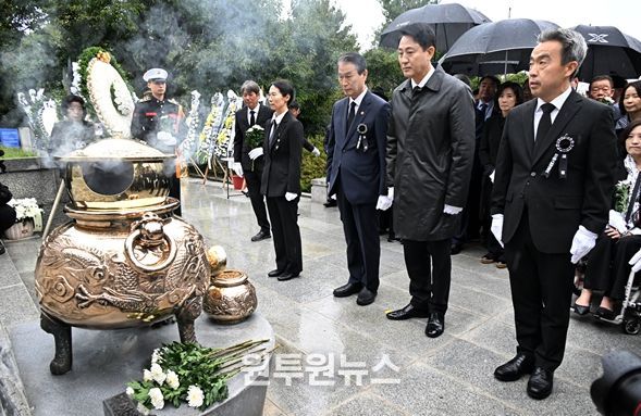 오세훈 서울시장이 26일(일) 국립서울현충원에서 열린 '박정희 대통령 서거 제46주기 추모식'에 참석해 묘역에 분향했다.