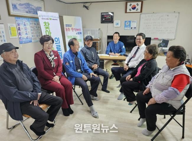 지난 25일 주민들이 비봉면 양사리에서 ‘찾아가는 의료원’ 진료를 받고 있다.