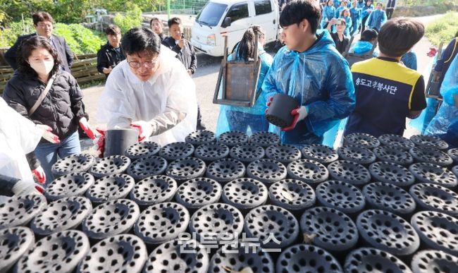 이웃에 온기를 전하는사랑더함 연탄봉사에 동행