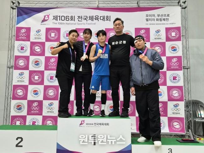 화순군청 복싱부(왼쪽부터 박지선 코치, 임애지 선수, 박초롱 선수, 박구 감독, 주태웅 선수)