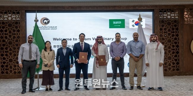 2025.10.24. ㈜코쿤-SVG MOU체결 / 사우디아라비아-좌측부터 SVG Executive Office Manager, Ahmad Nagm / ㈜코쿤 이혜존 박사 / ㈜코쿤 송제민 기술이사 / ㈜코쿤 양희재 대표이사 / SVG CEO, Saleh Bin Abdulazia Al Tuaijri / SVG Central Labs Manager, Ahmad Anwar / SVG Project Director, Eng. Hossan