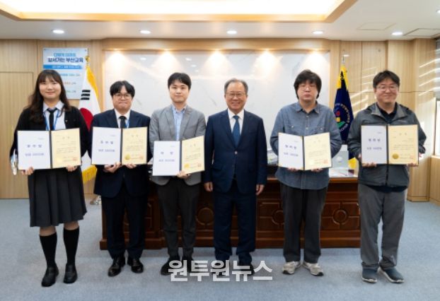 ‘업무 자동화 프로그램 개발대회’ 우수작 시상식(맨 왼쪽부터 인성체육급식과 박경령 주무관, 총무과 홍민기 주무관, 부산사대부고 권보성 교사, 김석준 교육감, 동명초 신욱재 주무관, 동래고 임병율 교사)