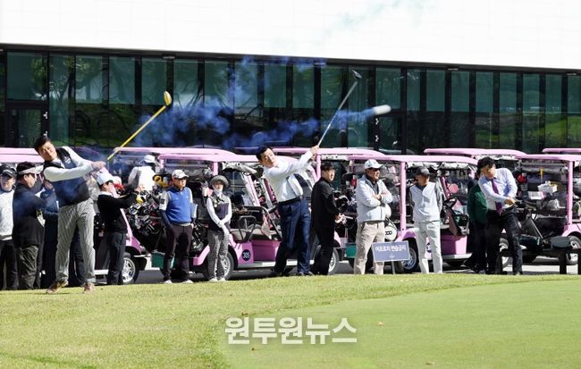 - 27일 단장면 에스파크컨트리클럽에서 열린 제30회 밀양시장배 시민골프대회에서 내빈들이 시타를 하고 있다.