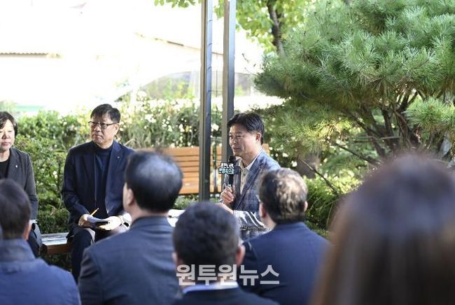 조용익 부천시장(왼쪽에서 세번째)이 27일, 고라개공원에서 열린 ‘틈만나면, 현장속으로’ 에서 레미콘 공장 일대 환경오염 최소화를 위해 주민 및 업체 관계자와 의견을 나누고 있다