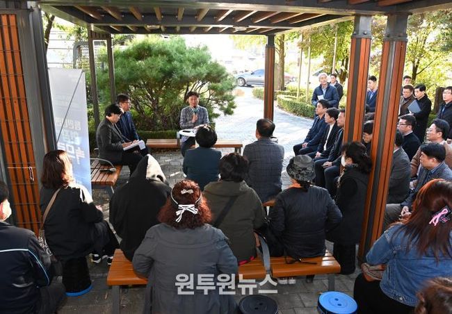 조용익 부천시장이 27일, 고라개공원에서 열린 ‘틈만나면, 현장속으로’ 에서 레미콘 공장 일대 환경오염 최소화를 위해 주민 및 업체 관계자와 의견을 나누고 있다