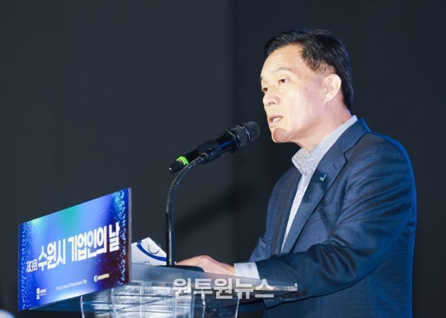 이재준 수원시장이 환영사를 하고 있다.