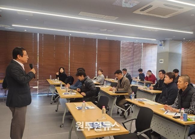 28일 하남시벤처센터 3층에서 개최된 「2025 중소기업 수출·무역 설명회」에서 이현재 하남시장이 인사말씀을 전하고 있다.