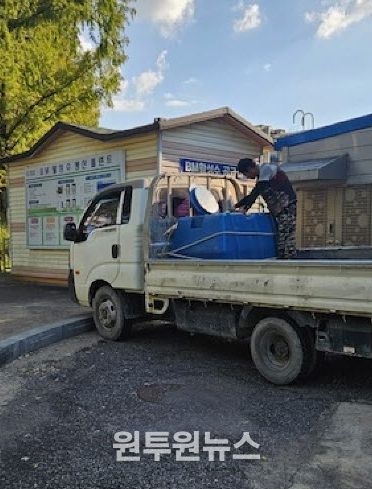 농업인이 BM활성수를 용기에 공급받고 있는 모습