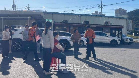 부상자 처치 및 소방서 훈련교관에게 훈련 강평을 듣고 있는 모습.