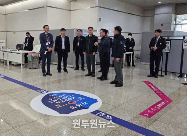 이종욱 관세청 차장(왼쪽에서 네번째)이 28일 포항경주공항을 방문하여 2025 APEC 정상회의의 성공적 개최를 위한 최종 준비 상황을 점검하고 있다