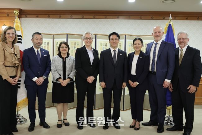 김민석 국무총리가 27일 세종대로 정부서울청사에서 티나 코텍 美 오리건 주지사를 접견, 인사 및 환담을 나누고 있다.