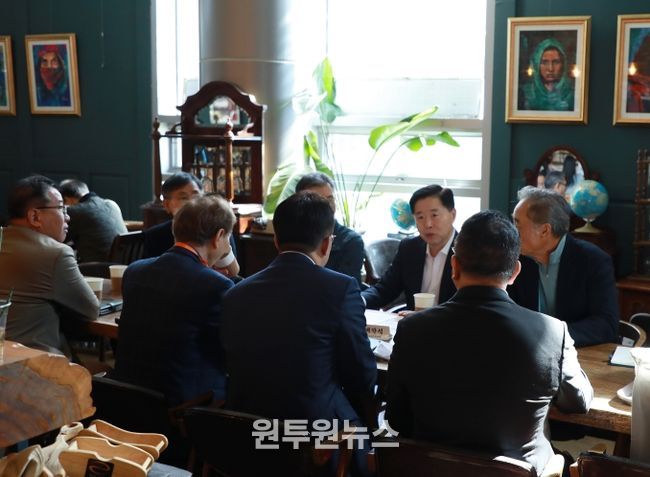 인천항만공사 이경규 사장이 OKTA 임원진들과 인천항 수출 관련 협의를 하고 있다