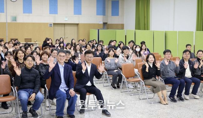 최충규 대덕구청장(사진 첫 번째 줄 왼쪽 세 번째)과 고명환 작가(사진 첫 번째 줄 왼쪽 두 번째), 대덕구 직원들이 28일 ‘직원 마음건강 프로그램’의 일환으로 마련된 ‘힐링 스트레스 관리 특강’을 마친 후 기념 촬영을 하고 있다.