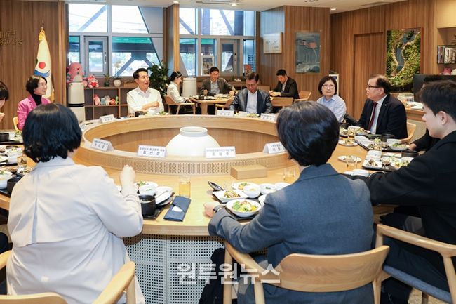 오세훈 서울시장이 29일, 동물 보호·복지 분야 전문가를 만나 반려동물 복지 증진과 동물보호 정책 방향 등에 대해 의견을 나누고 있다.