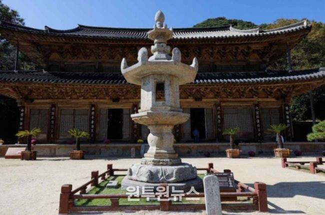 복원 완료된 '구례 화엄사 각황전 앞 석등'