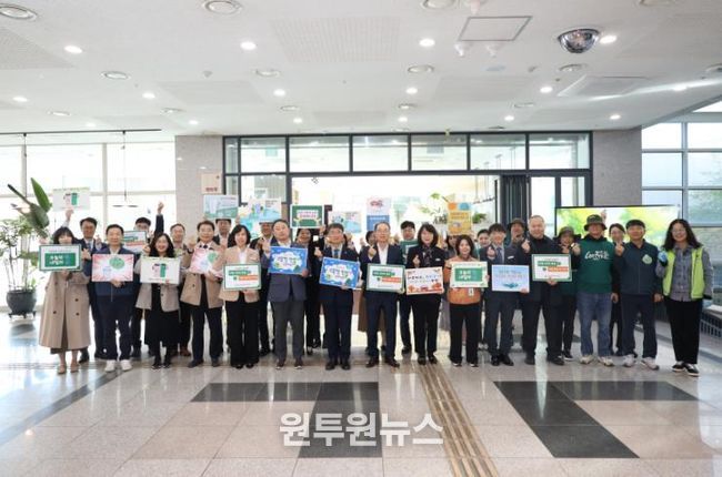 울산교육청 직원들이 30일 1층 중앙현관에서 '환경친화적 청사 만들기 홍보 활동'을 열고 기념촬영을 하고있다