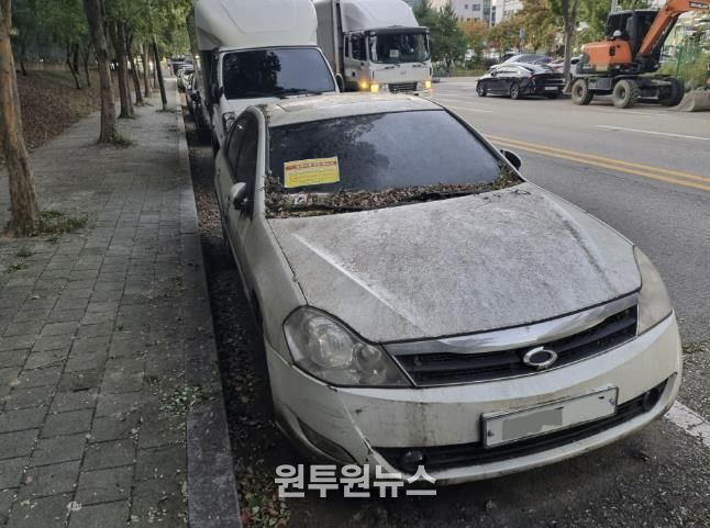 도로에 무단으로 방치된 차량