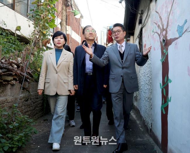 김윤덕 국토교통부 장관이 정원오 성동구청장 등과 함께 성수1구역 주택재건축정비사업 현장을 방문하고 있다.