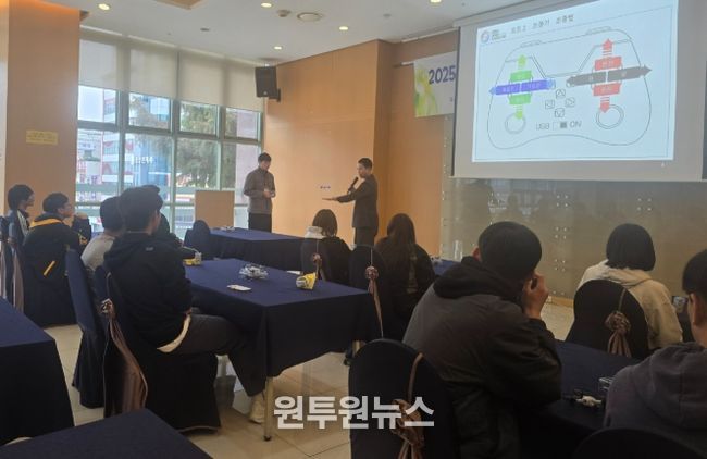 광주시교육청이 30일 국립중앙과학관에서 진행한 AI 체험 캠프에서 참가 학생들이 드론에 대해 실습하고 있다.