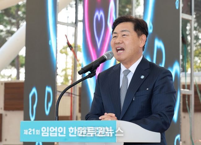 31일 군산시 새만금 비응공원에서 도내 임업인들의 화합과 소통을 위한 ‘제21회 임업인 한마음대회’에 참석한 김관영 전북특별자치도지사는 ‘새로운 전북, 특별한 기회’가 산림에서부터 시작될 수 있도록 최선을 다하겠다”고 말하고 있다.