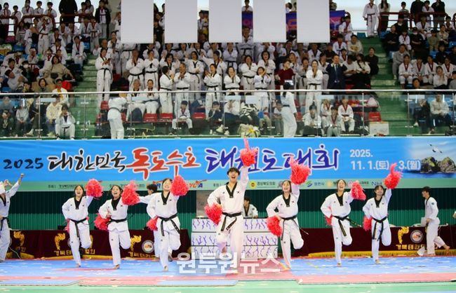지난 1일 열린 2025 대한민국 독도수호태권도대회 개회식 후 대경대학교 태권도시범단이 축하공연을 펼치고 있다.