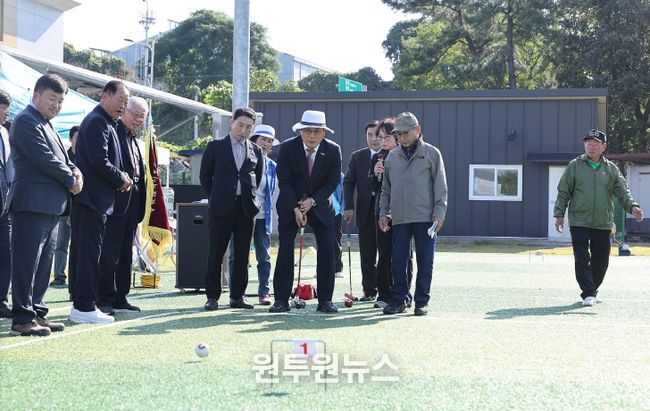 31일 이상익 함평군수가 게이트볼대회에서 축사를 하는 모습, 게이트볼 시타 모습