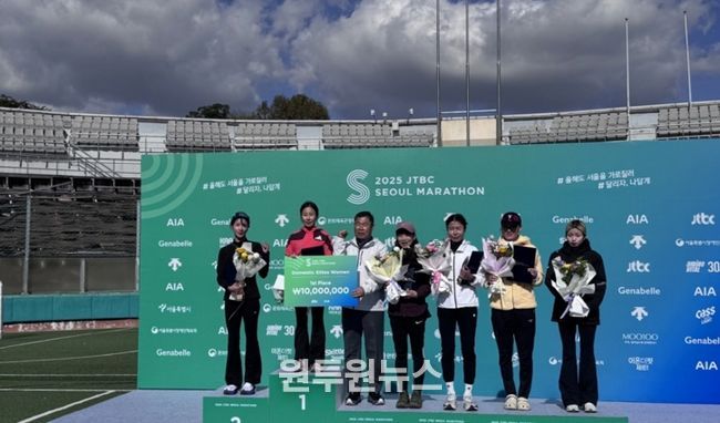 2025 JTBC서울마라톤대회 시상식 사진(우승상금 팻말을 들고 있는 임예진 선수)