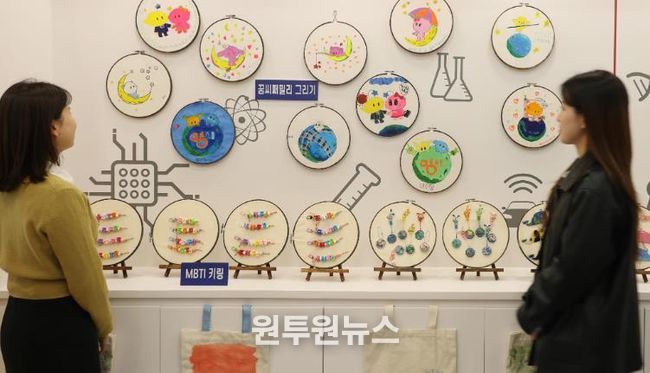 ‘마을愛 빠지는 힐링예술학교’ 전시회 감상하고 있는 주민들 모습