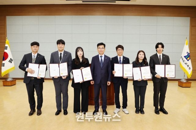 충북교육청, 친절교직원·민원만족도 우수 부서 및 직원 표창