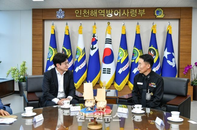 김병수 김포시장이 31일 대한민국 해군 김포함을 방문해 김포함과 김포시의 협력 강화 방안을 논의했다.