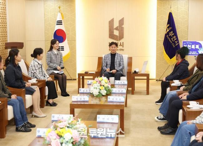 조용익 부천시장이 한 참여자의 질문에 답변하고 있다.