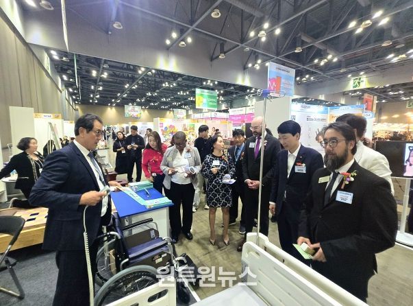 경상원 김민철 원장이 미국 조지아 경제사절단 등과 함께 '소공인 박람회' 참가사의 제품 설명을 듣고 있다.