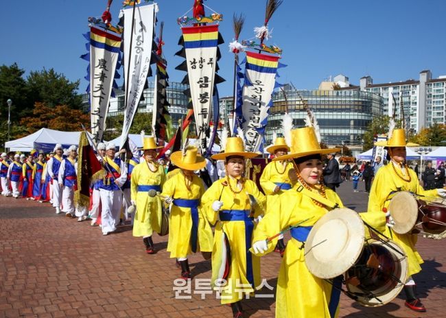 고양문화원 취타대의 힘찬 연주에 맞춰 31개 시군이 입장하고 있다.