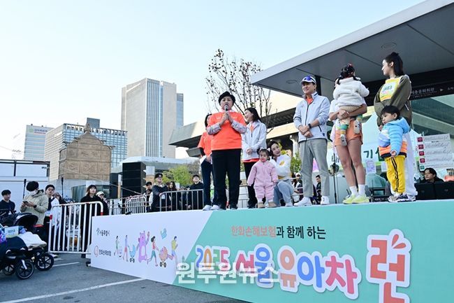 인사말 중인 김영옥 위원장