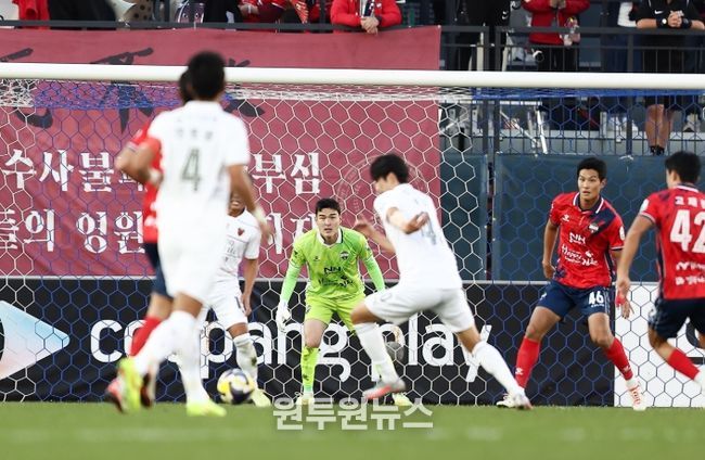 김천상무프로축구단이 11월 1일 토요일 16시 30분, 김천종합운동장에서 열린 ‘하나은행 K리그1 2025’ 35R 홈경기에서 포항스틸러스)에 0대 1로 경기를 마쳤다.