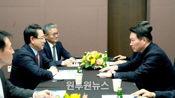 김영록 전라남도지사가 3일 서울 코엑스 오픈미팅룸에서 최태원 SK그룹 회장과 면담을 갖고 ‘오픈AI AI데이터센터’ 등과 관련해 투자협의를 하고 있다.