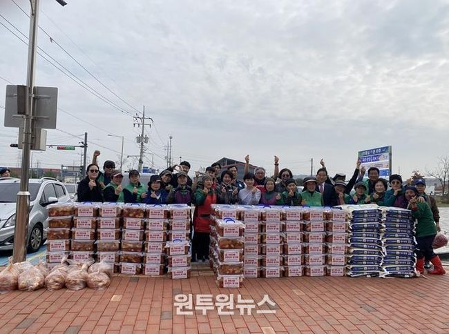 파주시 월롱면 새마을회, 관내 기업과 협력해 ‘이웃사랑 김장김치·쌀 나눔 행사’… 희망과 온기 전해