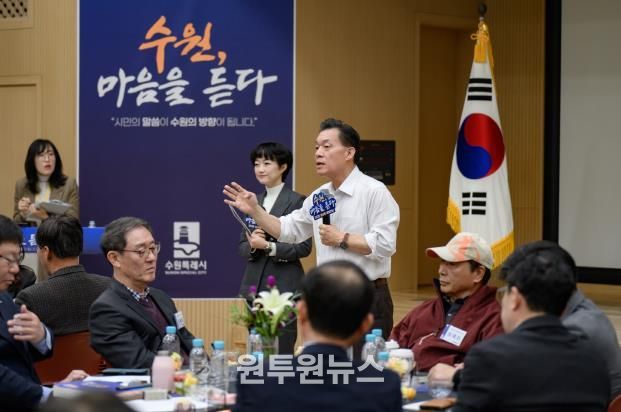 이재준 시장이 행궁동 새빛만남에서 이야기를 하고 있다.