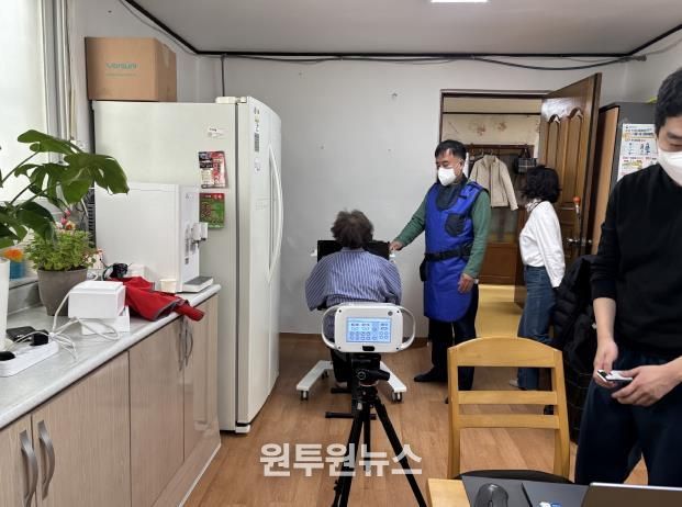 영통구보건소 관계자가 경로당을 방문해 어르신들 대상으로 결핵검진을 하고 있다.