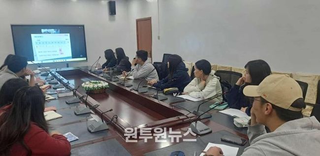 헙스걸 현지 학생들이 온라인 한국어 교육을 수강 중이다