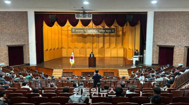 울산교육청 김일성 과장이 3일 울산대 해송홀에서 열린 학교운동부 지도자 직무연수에서 인사말을 하고있다