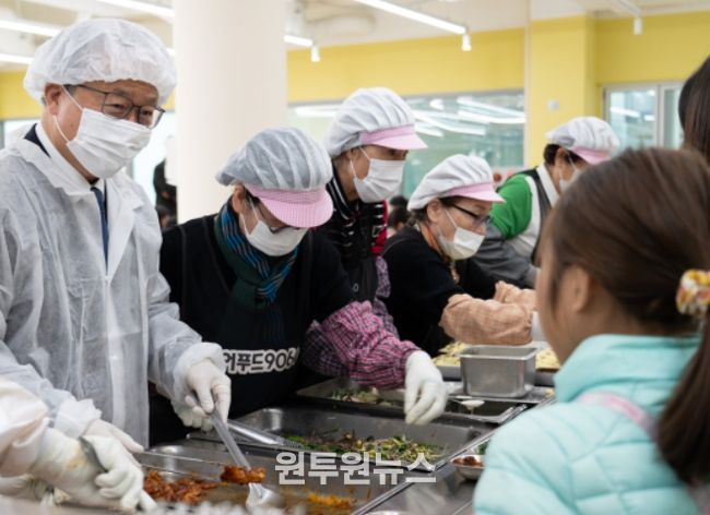 초등학교 배식 봉사하는 김석준 교육감