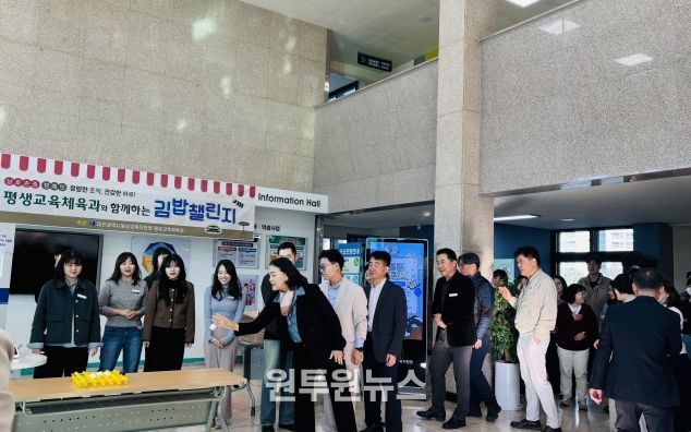 청렴행사에 참여하여 탁구공을 던지는 동부교육지원청 양수조 교육장