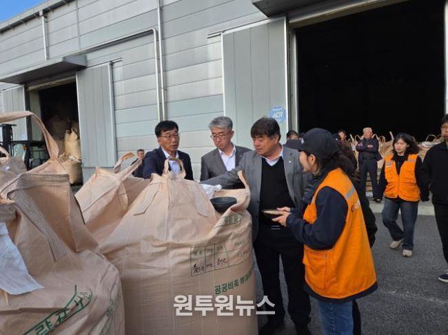 충주시 2025년산 공공비축미곡 수매현장 (관계자들이 벼 품질을 확인하고 있다