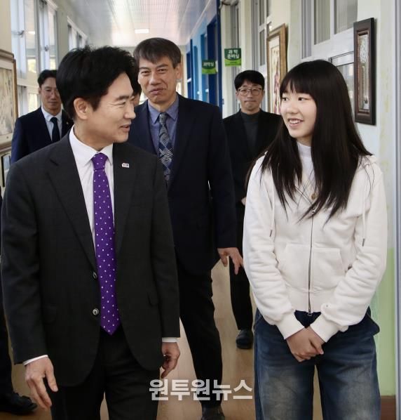 김대중 교육감이 6학년 조유경 학생에게 축하와 격려의 인사를 전하고 있다.