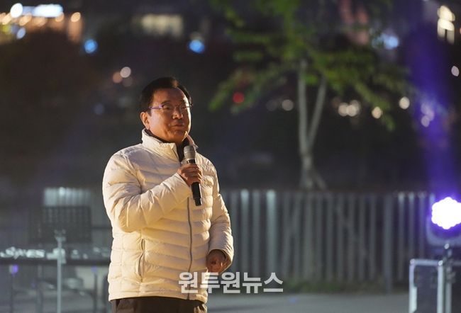 2일 이현재하남시장이 미사호수공원에서 열린 ‘2025 Stage 하남! 버스킹’ 굿바이공연에서 인사말을 전하고 있다.