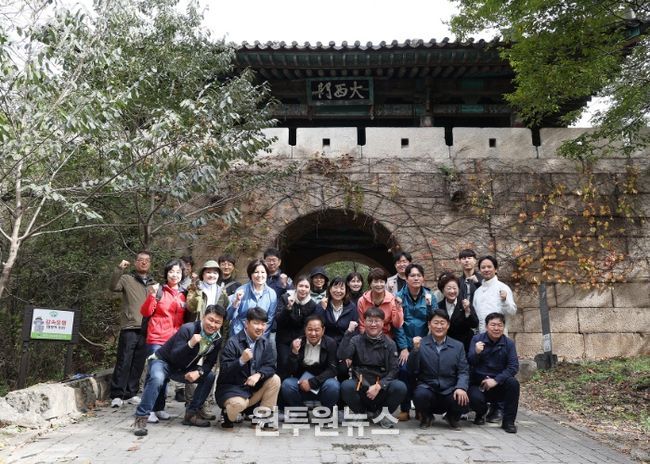 북한산성 대서문 앞에서 현장 설명회 참여자들이 기념촬영하고 있다.